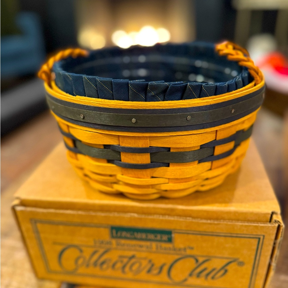Longaberger collectors club 1998 renewal basket. New in box.